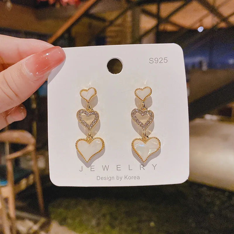 S925 Silver Needle New Korean Peach Heart Earrings Female Temperament Three Love Earrings Popular Fashion Versatile Earrings
S925 Silver Needle New Korean Peach Heart Earrings Female Temperament Three Love Earrings Popular Fashion Versatile Earrings