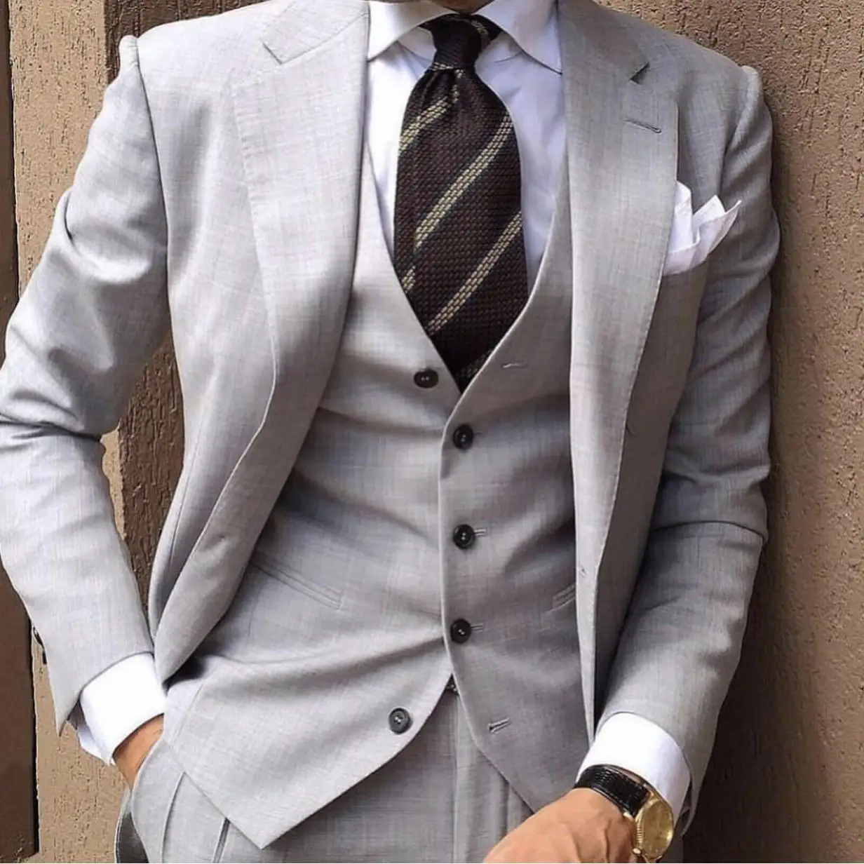 Silver Wedding Tuxedos 2022 Slim Fit Groom Suits Dinner Side Vent Groomsmen Prom Party Suits 3 Piece Set (Jacket+Vest+Pants)
Silver Wedding Tuxedos 2022 Slim Fit Groom Suits Dinner Side Vent Groomsmen Prom Party Suits 3 Piece Set (Jacket+Vest+Pants)