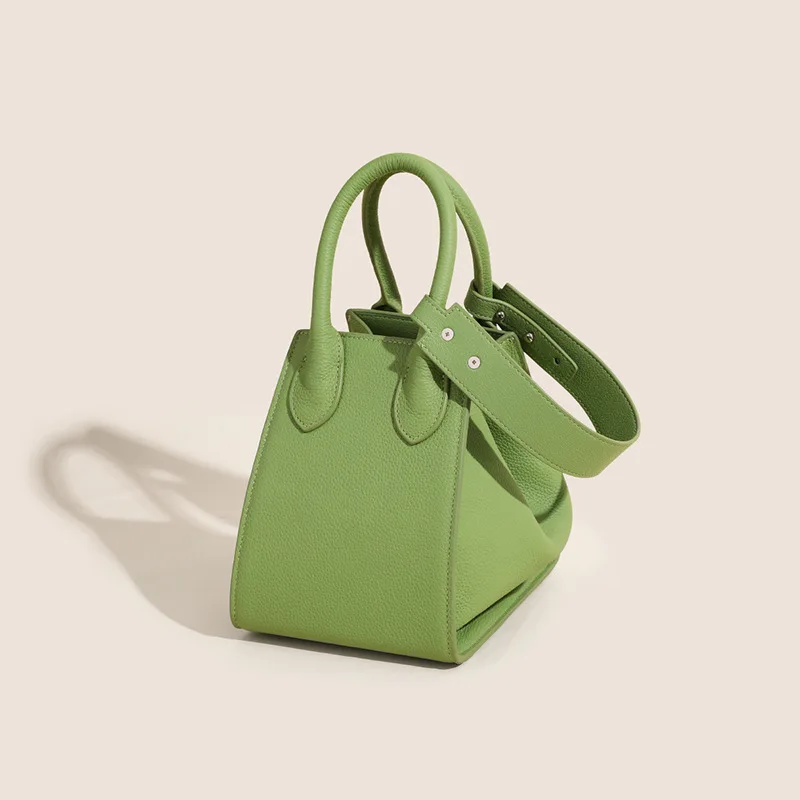 Cowhide vegetable basket bag 2022 new women's Bag Messenger bucket bag armpit leather versatile one shoulder portable wing bag
Cowhide vegetable basket bag 2022 new women's Bag Messenger bucket bag armpit leather versatile one shoulder portable wing bag