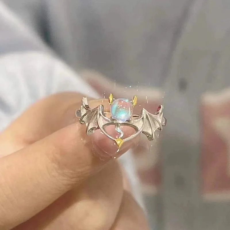 Gothic Angel Demon Moonstone Lover Ring Exquisite Personality Silver Color Hollow Wings Open Ring for Girl Jewelry Lover Gift
Gothic Angel Demon Moonstone Lover Ring Exquisite Personality Silver Color Hollow Wings Open Ring for Girl Jewelry Lover Gift