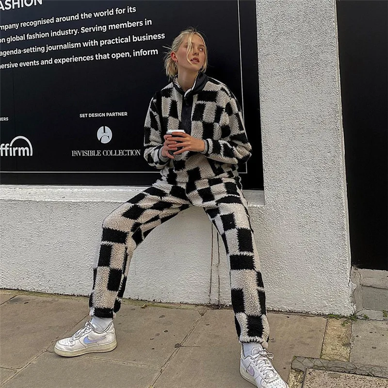 Autumn and Winter Women's 2023 Trend Long-sleeved Zipper Half-open Collar Plush Jacket Fashion Contrast Color Casual Trousers
Autumn and Winter Women's 2023 Trend Long-sleeved Zipper Half-open Collar Plush Jacket Fashion Contrast Color Casual Trousers