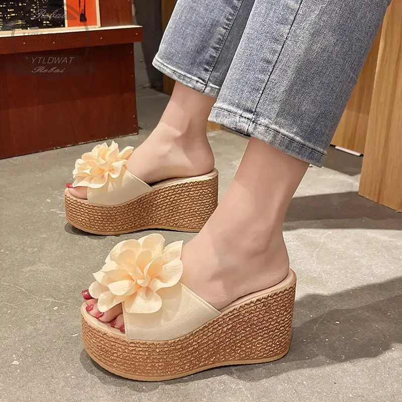 2022 New 3.54 Inch Wedge Heels Appliques Flowers With Stamen Platform Slides Women Female Cool Sandals Clog Shoes Slippers
2022 New 3.54 Inch Wedge Heels Appliques Flowers With Stamen Platform Slides Women Female Cool Sandals Clog Shoes Slippers