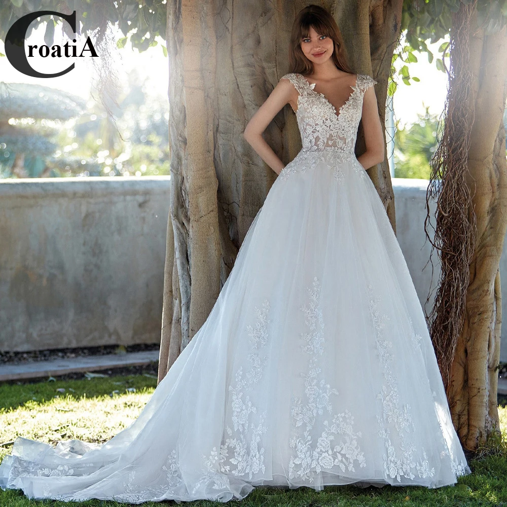 

Croadia Pastrol V-neck Wedding Dresses 2023 Bride Court Train Backless Appliques Pleat Button Tulle Off The Shoulder A-Line