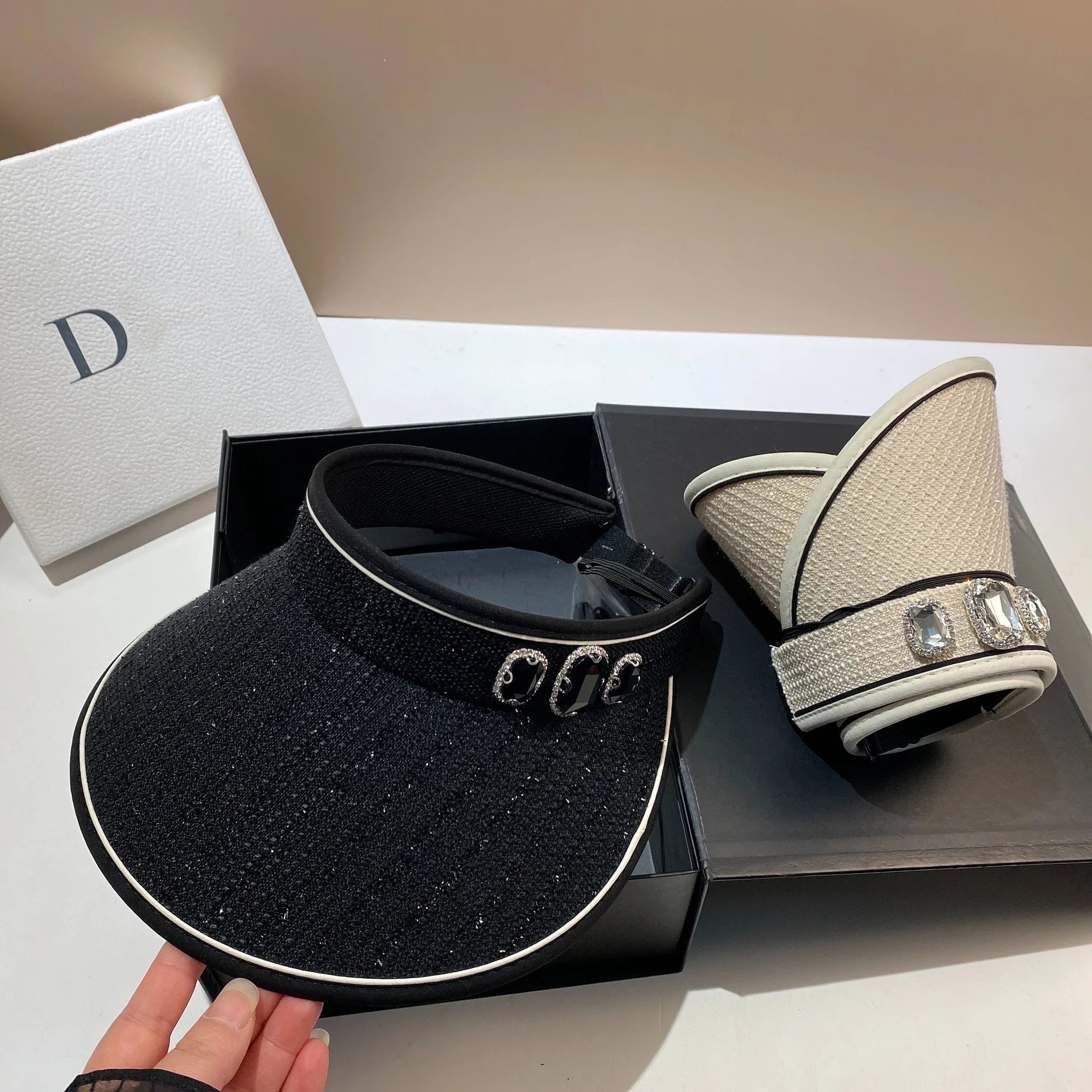 Luxury Rhinestone Women's Sun Hats Empty Top Visor Sunscreen Hat UV Protection Outdoor Female Summer Beach Panama Cap
Luxury Rhinestone Women's Sun Hats Empty Top Visor Sunscreen Hat UV Protection Outdoor Female Summer Beach Panama Cap