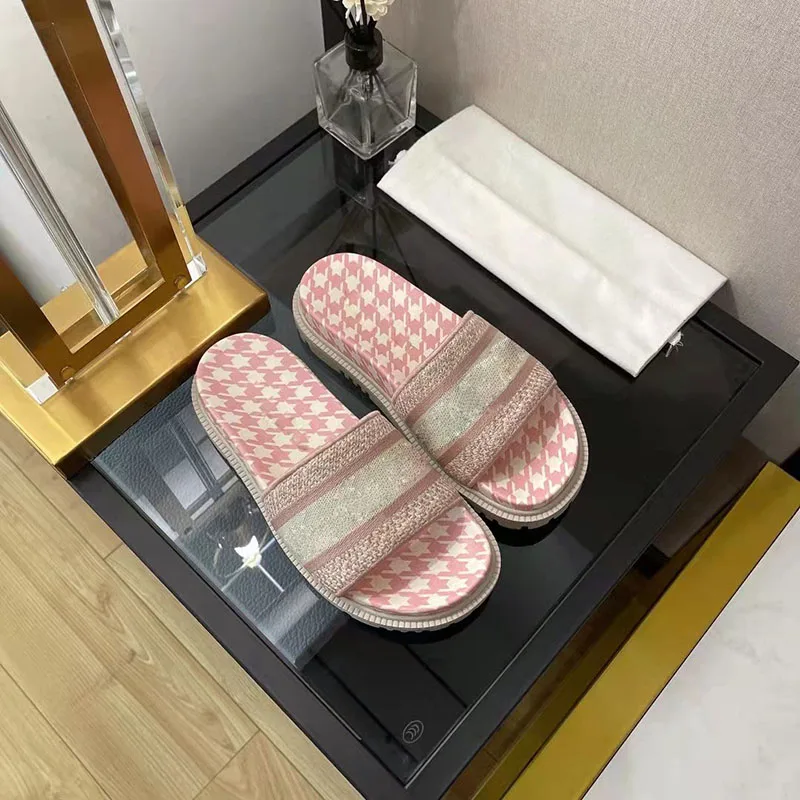 2021 New Summer Embroidered Sandals Women Slippers Sporty Charm With Print Design Flat Shoes Comfortable Outdoor Leisure Vacatio
2021 New Summer Embroidered Sandals Women Slippers Sporty Charm With Print Design Flat Shoes Comfortable Outdoor Leisure Vacatio