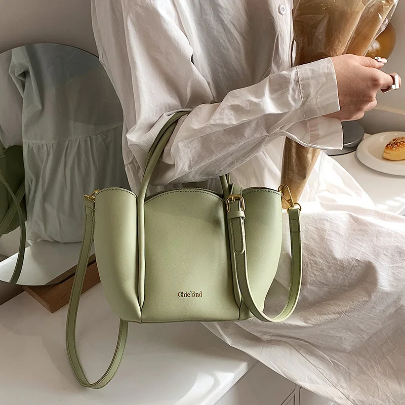 Fashion Petal Women Handbags Designer Shoulder Bag Luxury Pu Leather Crossbody Bag Small Bucket Tote Female Purses 2022 Trend
Fashion Petal Women Handbags Designer Shoulder Bag Luxury Pu Leather Crossbody Bag Small Bucket Tote Female Purses 2022 Trend