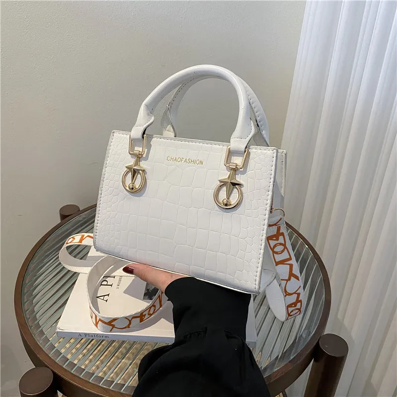Minority design women's bag 2022 summer new fashion small square bag pearl chain Lingge Portable Single Shoulder Messenger Bag
Minority design women's bag 2022 summer new fashion small square bag pearl chain Lingge Portable Single Shoulder Messenger Bag