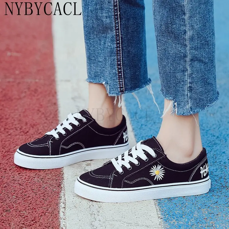 Fashion Women's Canvas Shoes Women's Flat Shoes Women Sneakers Cute Embroider Comfortable Student Shoes Lace-up daisy Shoe 2022
Fashion Women's Canvas Shoes Women's Flat Shoes Women Sneakers Cute Embroider Comfortable Student Shoes Lace-up daisy Shoe 2022