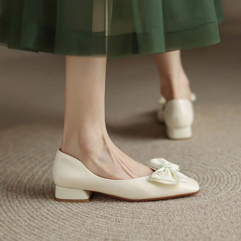 2022 New Women's Bow Square-toe Low-heeled Shoes Patent Leather Fairy Soft Leather Square-toe Peas Shoes
2022 New Women's Bow Square-toe Low-heeled Shoes Patent Leather Fairy Soft Leather Square-toe Peas Shoes