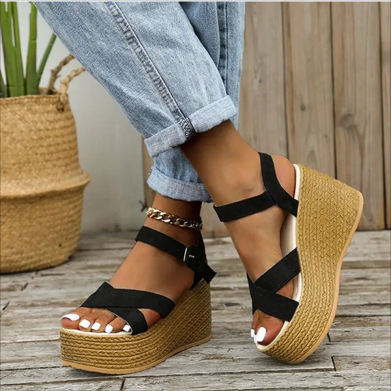 Женские босоножки на танкетке, мягкие замшевые сандалии на толстой подошве, с перекрестными ремешками, лето 2023
Женские босоножки на танкетке, мягкие замшевые сандалии на толстой подошве, с перекрестными ремешками, лето 2023