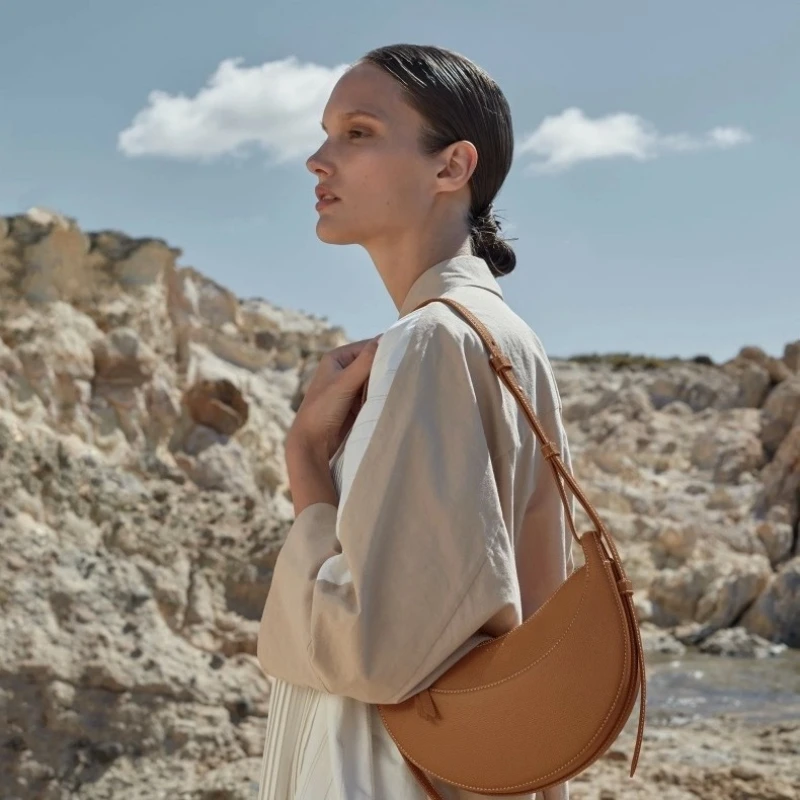 New Luxury Designer Women Half Moon Bag Shoulder Messenger Bag Women's Crescent Moon Bag Genuine Leather Underarm Bag Saddle Bag
New Luxury Designer Women Half Moon Bag Shoulder Messenger Bag Women's Crescent Moon Bag Genuine Leather Underarm Bag Saddle Bag