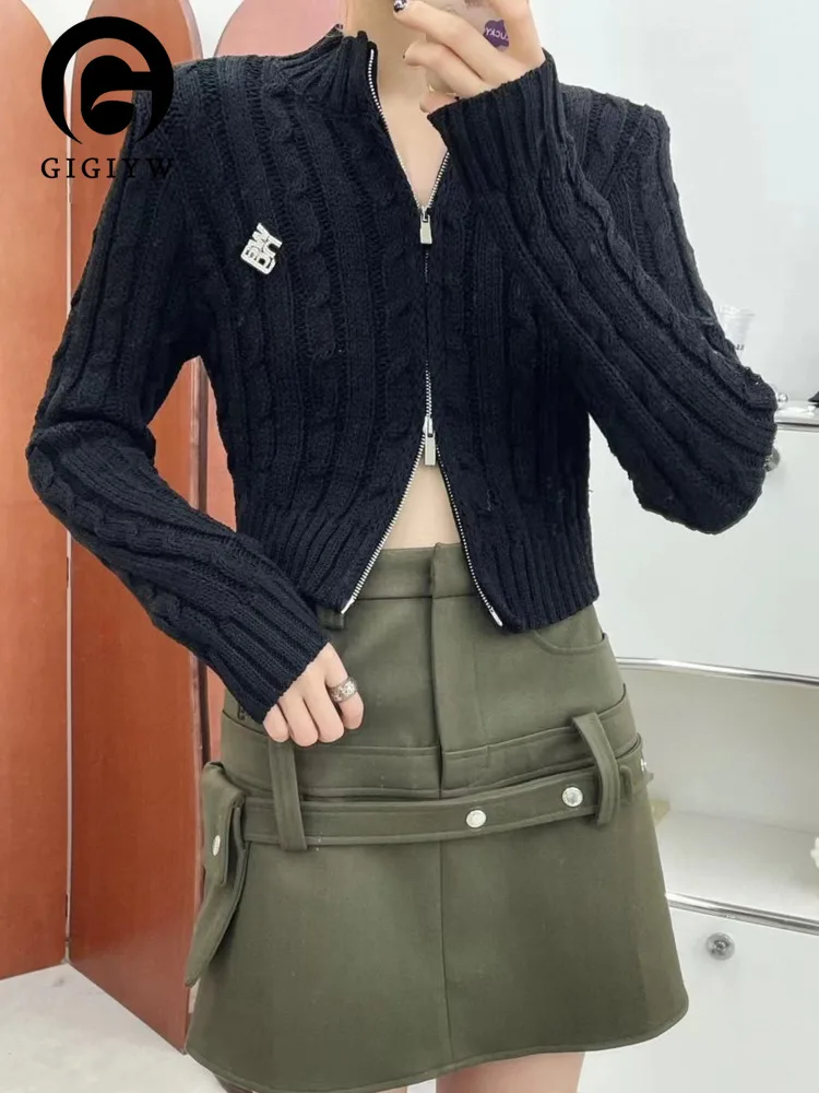 GIGIYW Fashion Letter Simple Slim Shoulder Stand Collar Double Zipper Short Top Women Autumn 2022 New Cotton Cardigan Jacket
GIGIYW Fashion Letter Simple Slim Shoulder Stand Collar Double Zipper Short Top Women Autumn 2022 New Cotton Cardigan Jacket