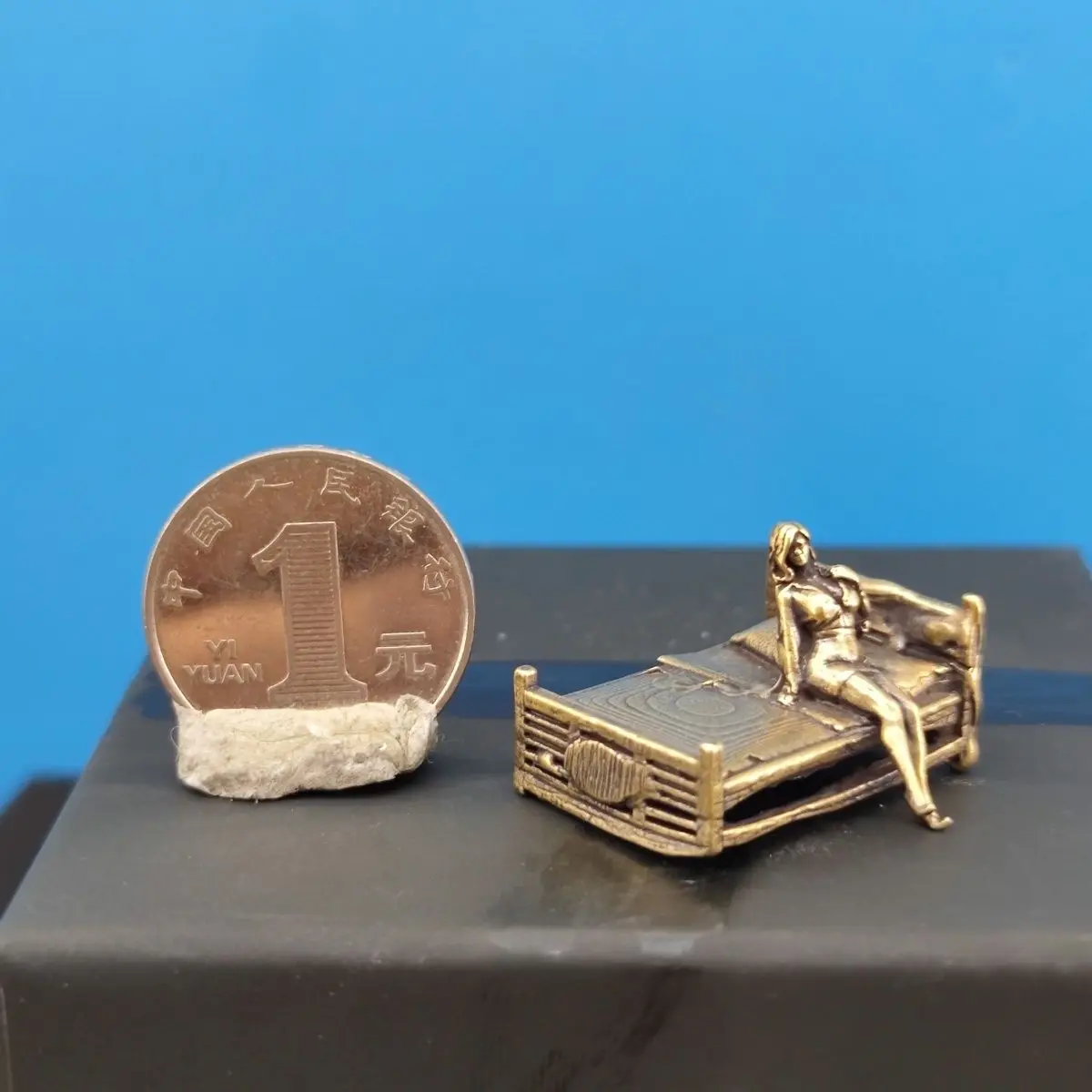 Миниатюрная латунная статуэтка
Миниатюрная латунная статуэтка