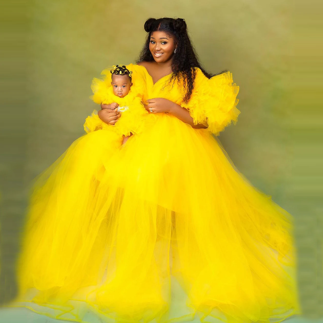 

Extra Puffy Mother And Daughter Matching Dresses V Neck Ball Gown Plus Size Mom And Me Evening Gown Family Look Photo Shoot