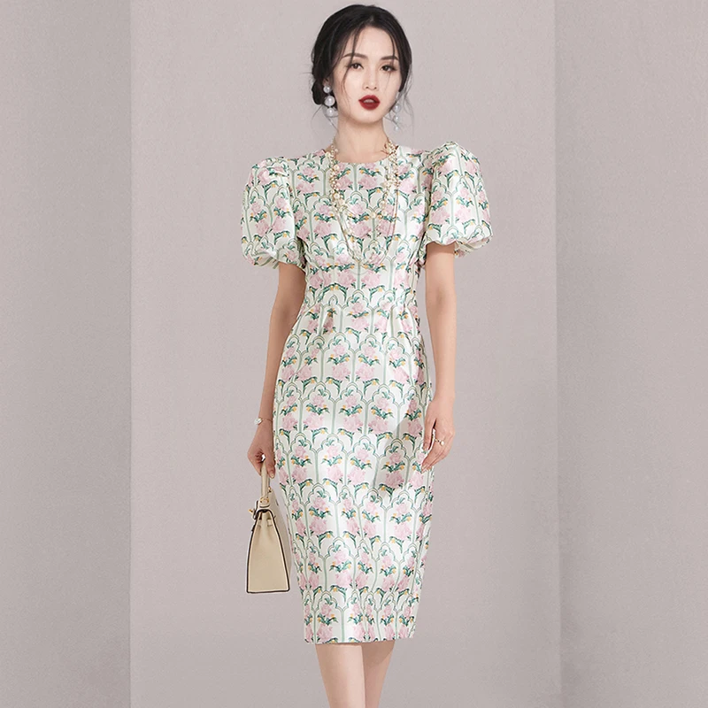 Женское приталенное платье-миди с цветочным принтом, рукавом-фонариком и круглым вырезом
Женское приталенное платье-миди с цветочным принтом, рукавом-фонариком и круглым вырезом