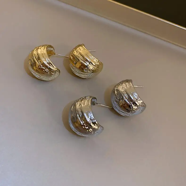 S925 Silver Pin Stud C-shaped vintage metal ear rings cool wind design sense pleated geometric stud earrings Fashion
S925 Silver Pin Stud C-shaped vintage metal ear rings cool wind design sense pleated geometric stud earrings Fashion