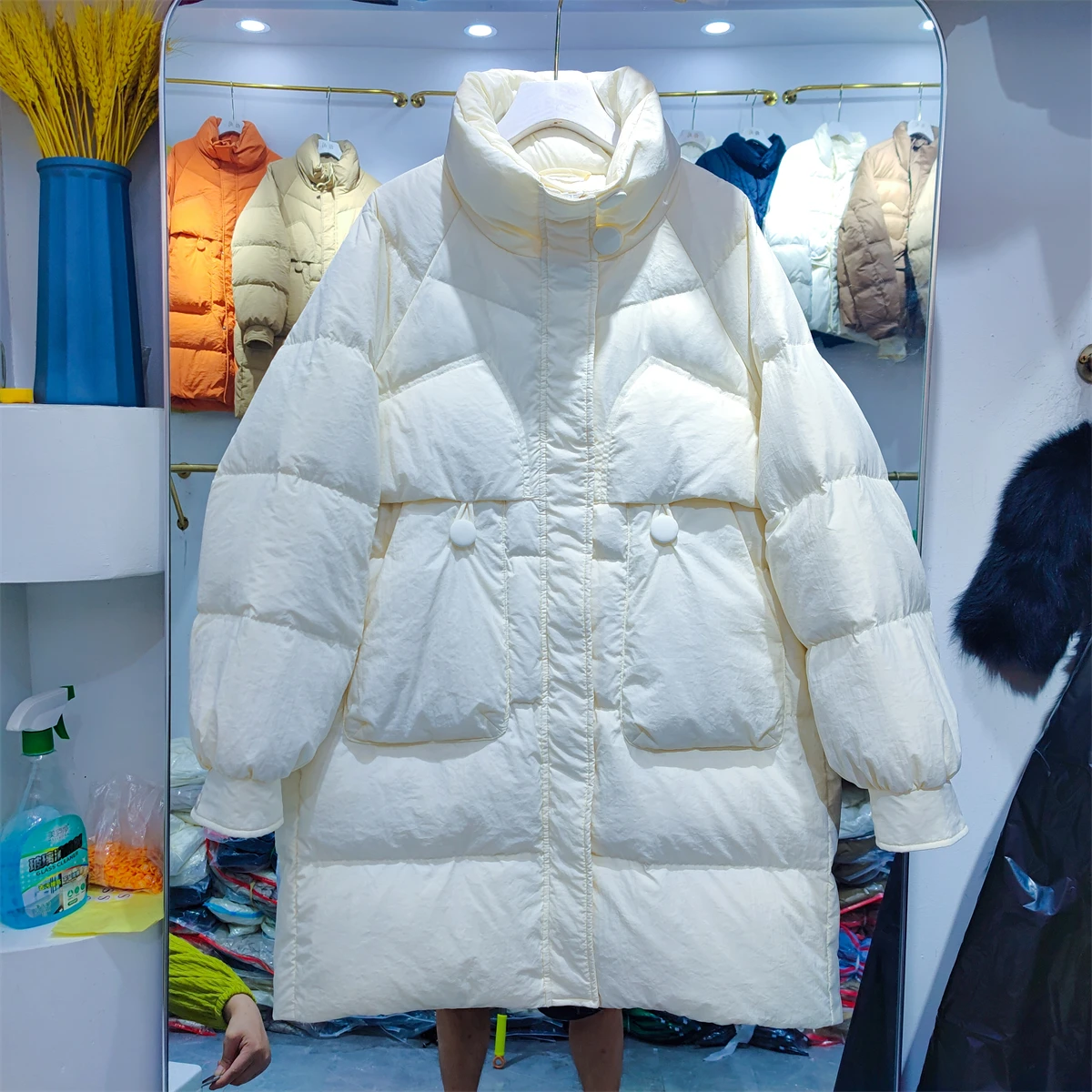 Женский пуховик с воротником-стойкой, на пуговицах, с длинным рукавом
Женский пуховик с воротником-стойкой, на пуговицах, с длинным рукавом