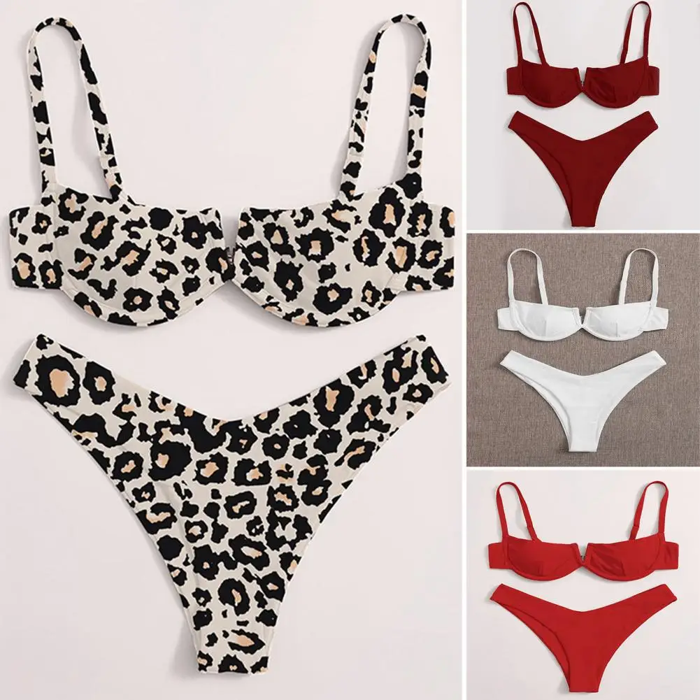 Женский винтажный купальник с V-образным вырезом 
Женский винтажный купальник с V-образным вырезом