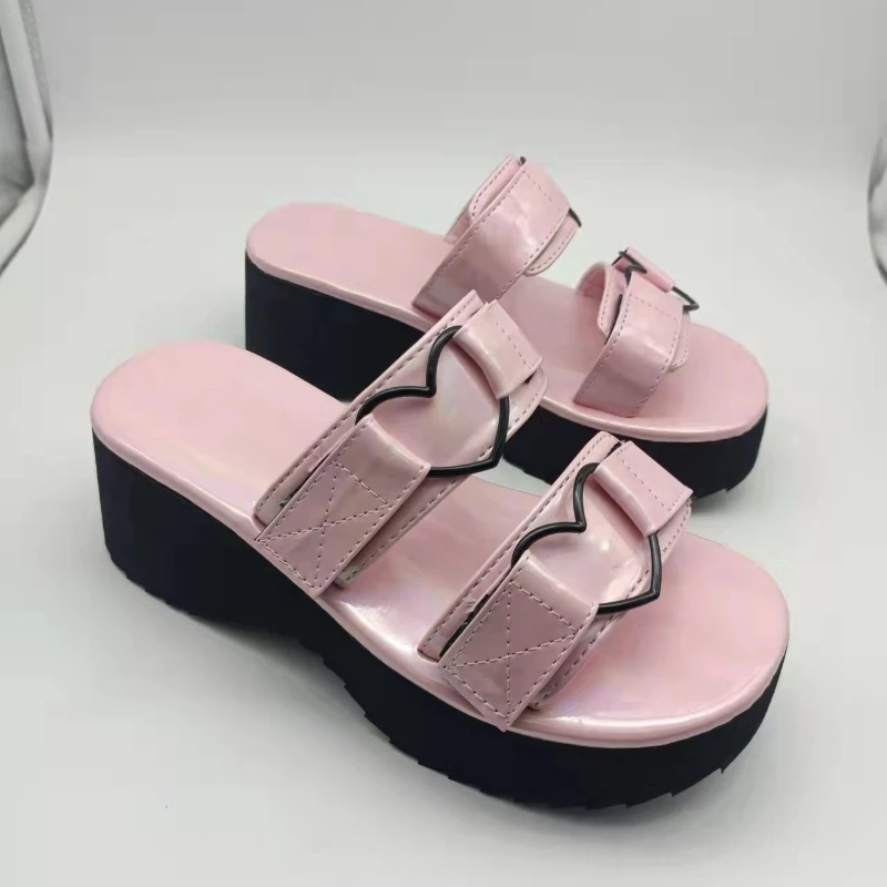 Сандалии женские с открытым носком, босоножки на толстой подошве, повседневные модные туфли на танкетке, с сердечками, в стиле панк, размер 43... 
Сандалии женские с открытым носком, босоножки на толстой подошве, повседневные модные туфли на танкетке, с сердечками, в стиле панк, размер 43...