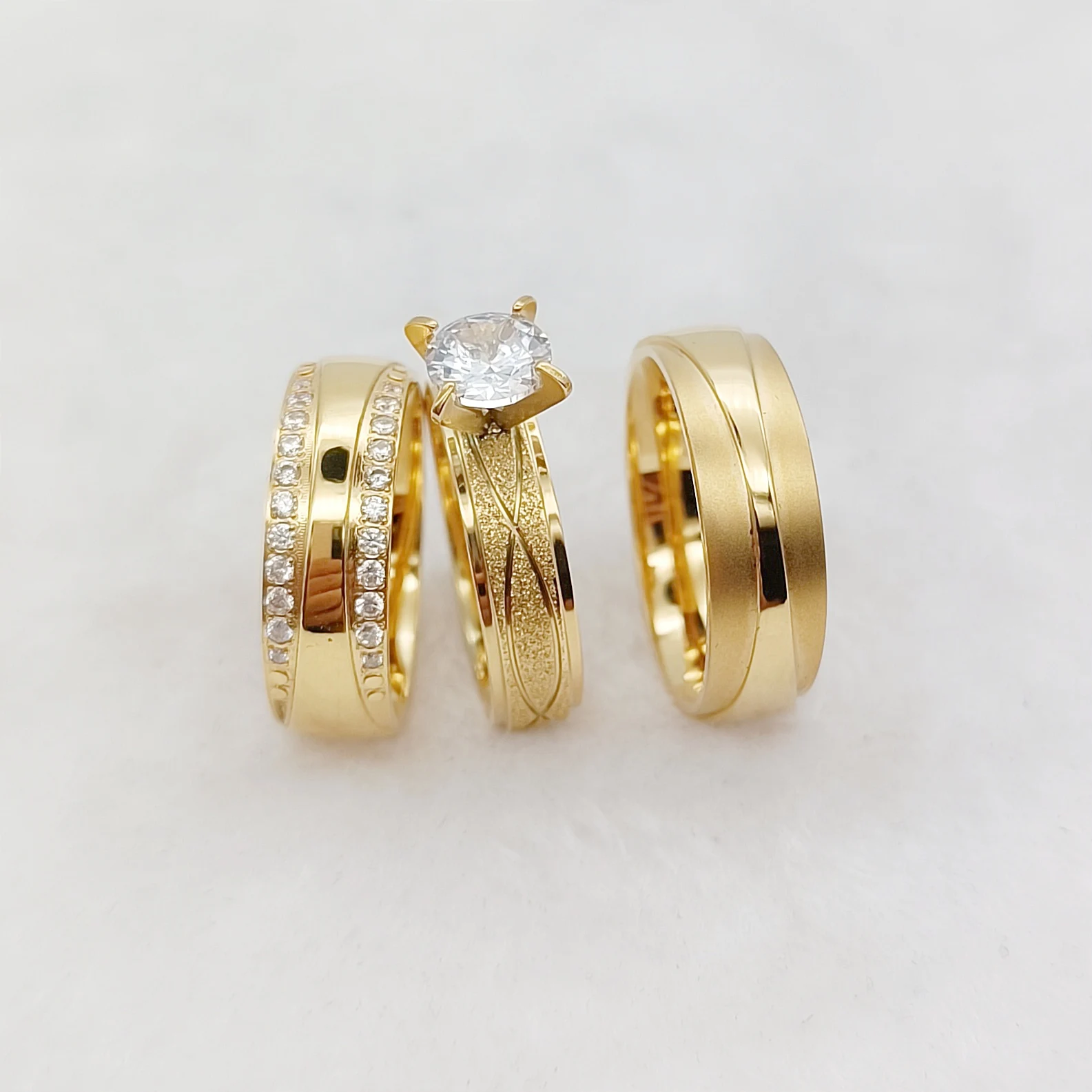 3 шт., обручальные кольца с фианитом, 18 К
3 шт., обручальные кольца с фианитом, 18 К