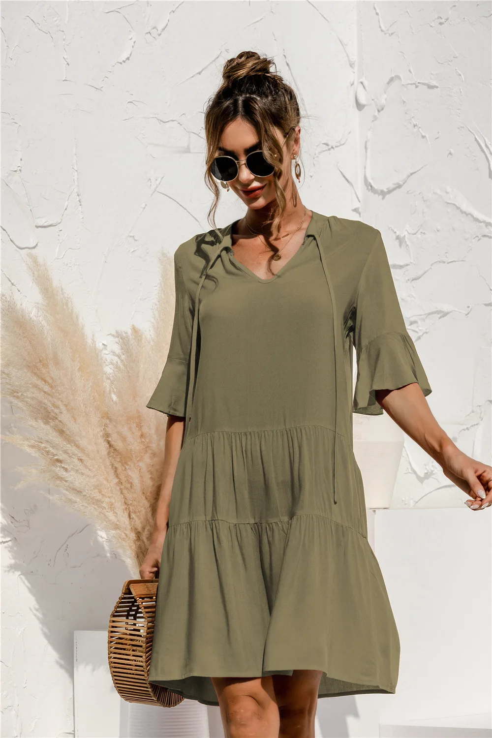 2022 European and American Spring and Summer New Women's Solid Color V-neck Flared Sleeve Stitching Dress
2022 European and American Spring and Summer New Women's Solid Color V-neck Flared Sleeve Stitching Dress