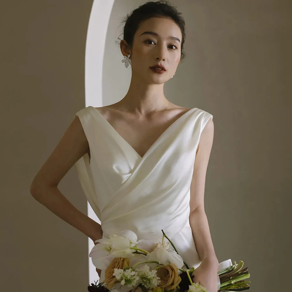 French Style White Satin Wedding Dress Simple V-Neck Sleeveless High Waist Small Trailing Bridal Dress Sexy High Slit Party Gown
French Style White Satin Wedding Dress Simple V-Neck Sleeveless High Waist Small Trailing Bridal Dress Sexy High Slit Party Gown