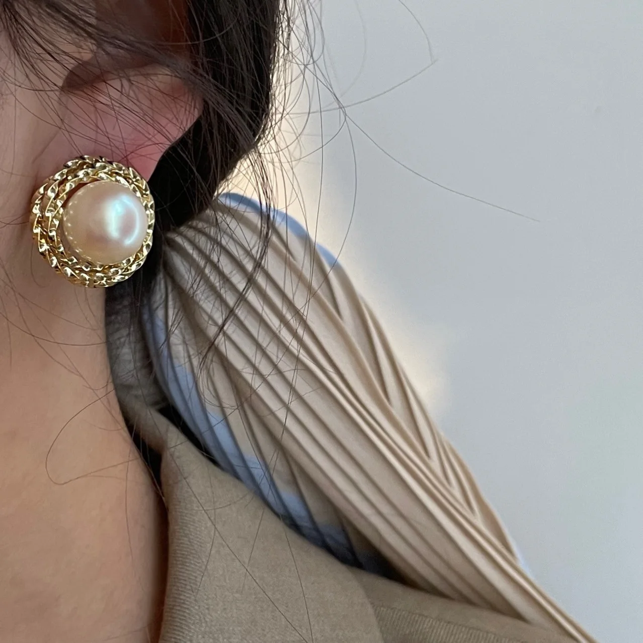 Imitation Big Pearl Stud Earrings for Women Girl Korean Retro Daily Life Minimalist Jewelry Ear Studs
Imitation Big Pearl Stud Earrings for Women Girl Korean Retro Daily Life Minimalist Jewelry Ear Studs