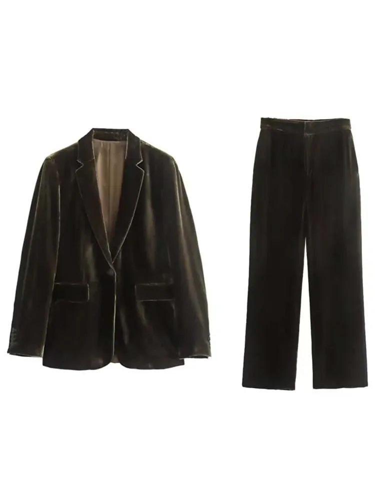 Женский костюм-двойка из блейзера и брюк, на зиму
Женский костюм-двойка из блейзера и брюк, на зиму