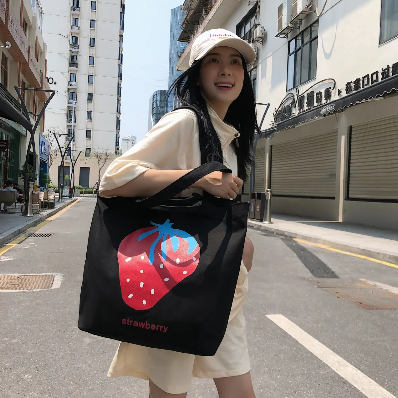2023 High Quality Women's Bag Versatile Canvas Strawberry Decorative Shoulder Bag Fashion Crossbody Bag Women's Tote Bag
2023 High Quality Women's Bag Versatile Canvas Strawberry Decorative Shoulder Bag Fashion Crossbody Bag Women's Tote Bag
