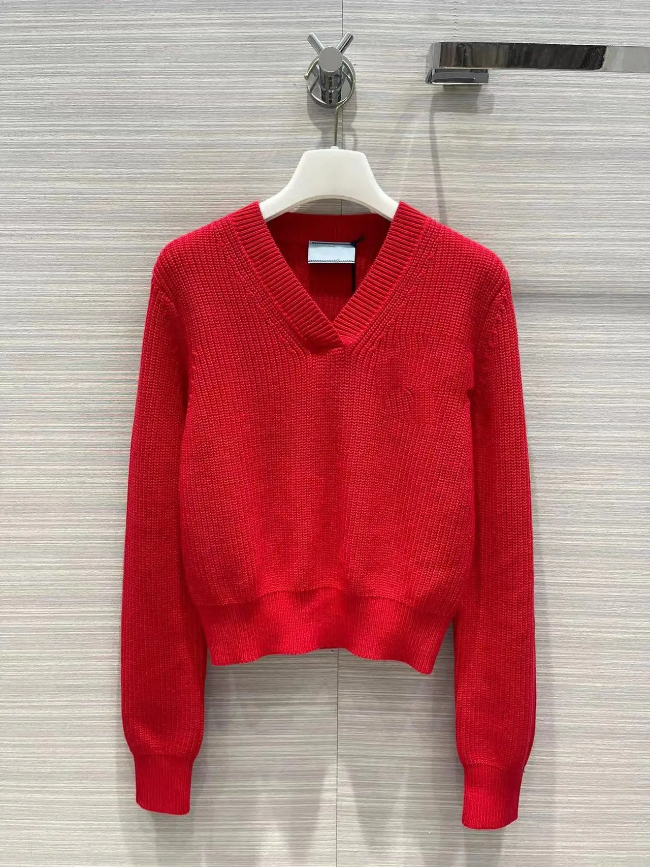 High Quality Runway Design Solid Sweater Women 2022 Summer Knitted V-Neck Femme Pullover Long Sleeves Sweater
High Quality Runway Design Solid Sweater Women 2022 Summer Knitted V-Neck Femme Pullover Long Sleeves Sweater