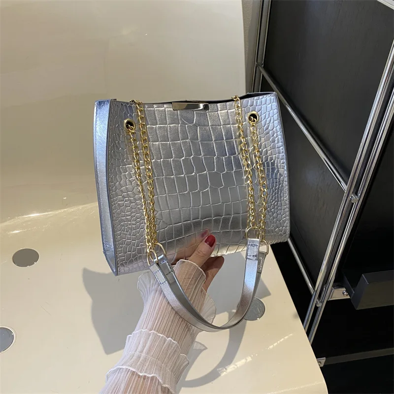 New Crocodile Patterned Glossy Tote Bag, Single Shoulder Chain Bag, Handbag, Ladies' Commuting Bag
New Crocodile Patterned Glossy Tote Bag, Single Shoulder Chain Bag, Handbag, Ladies' Commuting Bag