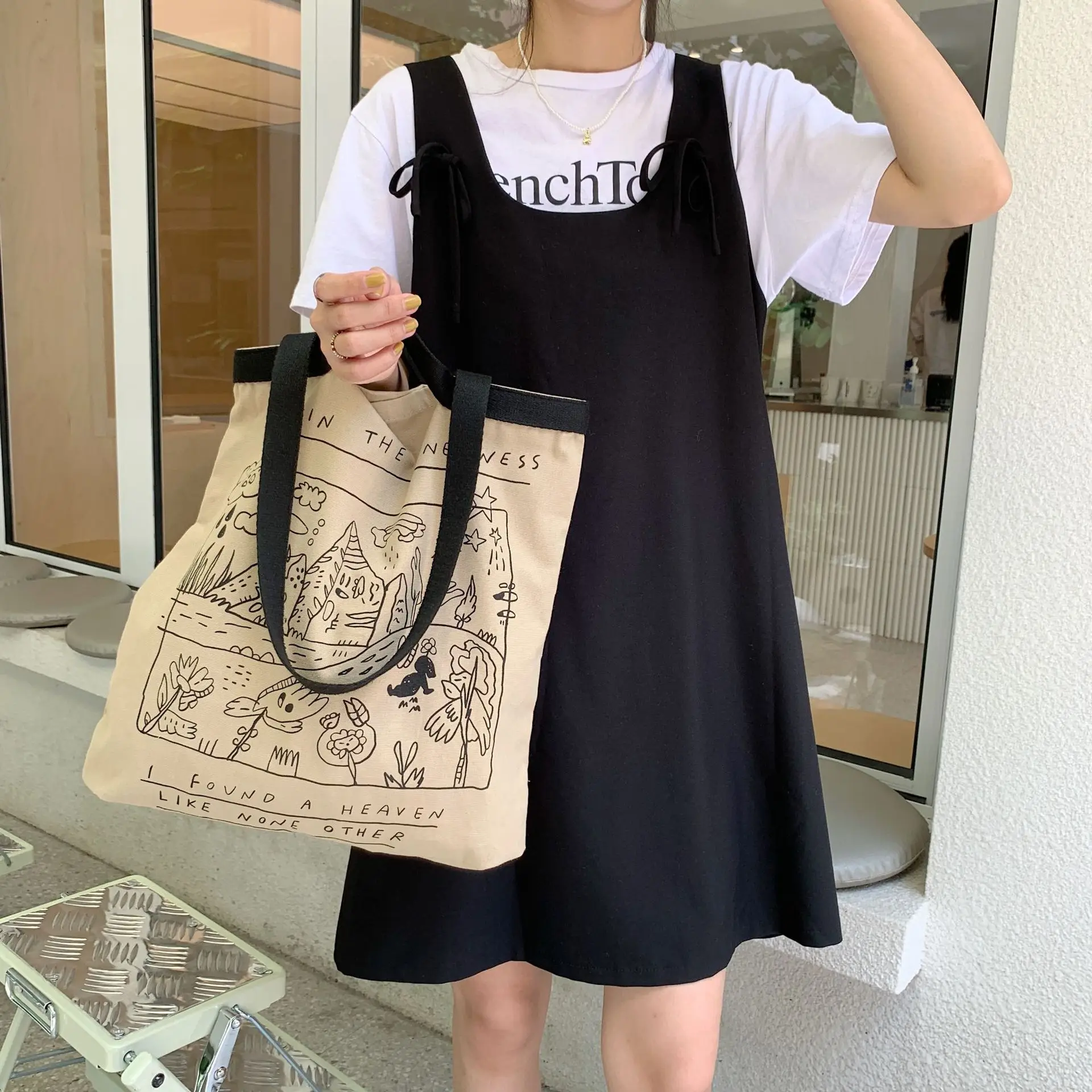 The New Large-Capacity Brand Ins Style Graffiti Canvas Wild Western-Style High-Quality Texture Women'S Shoulder Tote Handbag
The New Large-Capacity Brand Ins Style Graffiti Canvas Wild Western-Style High-Quality Texture Women'S Shoulder Tote Handbag