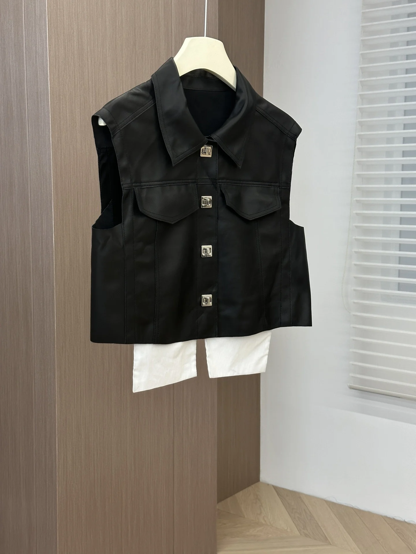 Early autumn new sheepskin vest color irregular pockets embellish single wear or when the vest are different styles721
Early autumn new sheepskin vest color irregular pockets embellish single wear or when the vest are different styles721