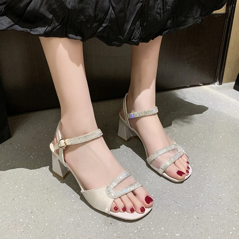 Brand Summer Trend Latest Fashion All-match Rhinestone Sandals Thick Heel Casual Middle Heel One Word Buckle Womens Sandals
Brand Summer Trend Latest Fashion All-match Rhinestone Sandals Thick Heel Casual Middle Heel One Word Buckle Womens Sandals