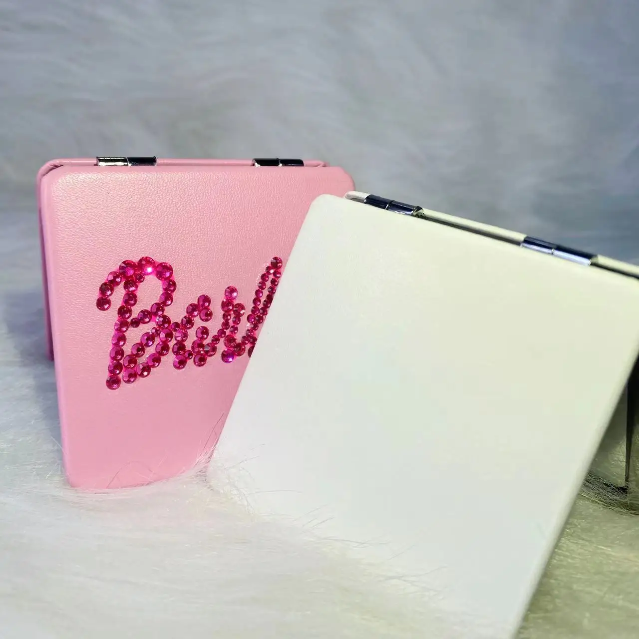 Barb Portable Mirror Rhinestone Makeup Mirror Pink White Leather Cute Mirror Personalize Woman Pocket Fold Mini Vanity Mirror
Barb Portable Mirror Rhinestone Makeup Mirror Pink White Leather Cute Mirror Personalize Woman Pocket Fold Mini Vanity Mirror