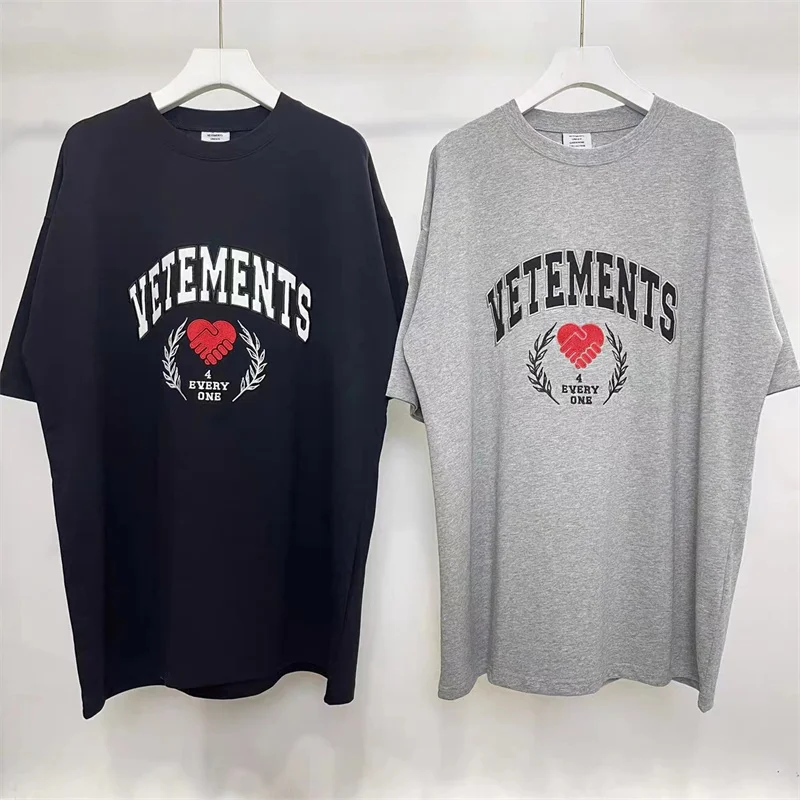 Men Women Clothing High Quality Vetements Wheat Handshake Heart Embroidery Oversized T Shirt High Street Short Sleeve Tees
Men Women Clothing High Quality Vetements Wheat Handshake Heart Embroidery Oversized T Shirt High Street Short Sleeve Tees