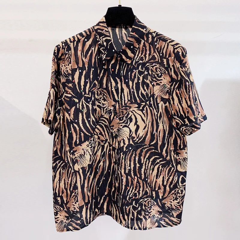 High Quality Silk Short Sleeve Shirt Runway Tiger Print Diamonds Loose Single Breasted Blouse Women Fashion Casual Holiday Tops
High Quality Silk Short Sleeve Shirt Runway Tiger Print Diamonds Loose Single Breasted Blouse Women Fashion Casual Holiday Tops