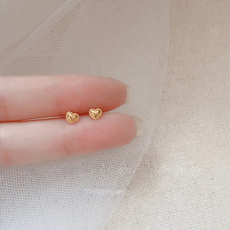 Exquisite Simple Heart Stud Earrings Women Retro Fashion Temperament Korean Student Jewelry
Exquisite Simple Heart Stud Earrings Women Retro Fashion Temperament Korean Student Jewelry