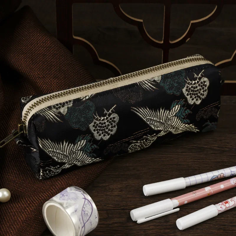 Шелковый вязаный пенал с вышивкой журавля
Шелковый вязаный пенал с вышивкой журавля