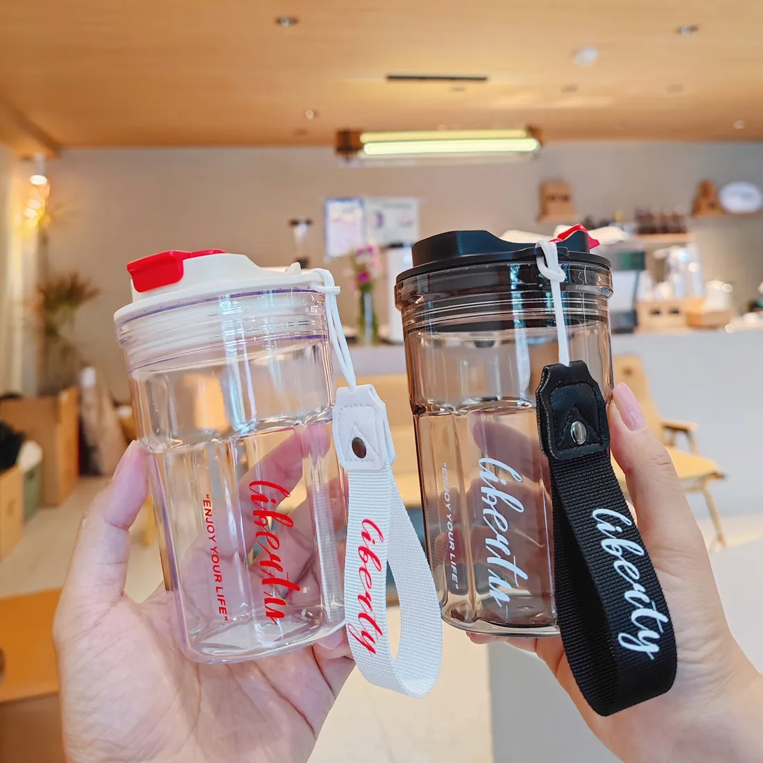 Transparent Plastic Water Bottle Fashion New Summer Coffee Cup Cool Portable Personal Business Gift Cup with Rope and Cover
Transparent Plastic Water Bottle Fashion New Summer Coffee Cup Cool Portable Personal Business Gift Cup with Rope and Cover