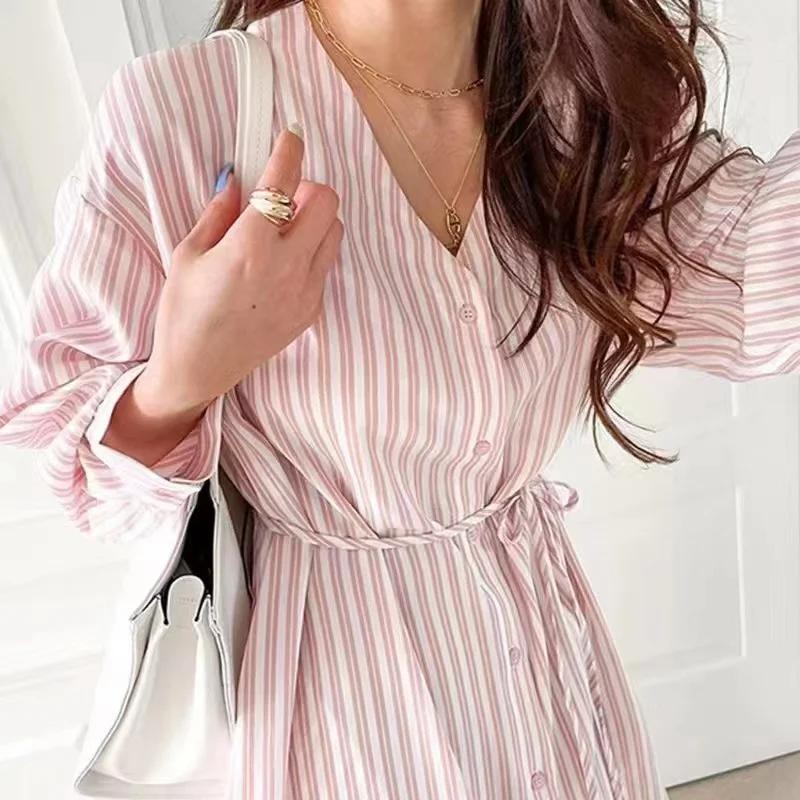 SuperAen 2022 простые полосатые свободные однобортные повседневные облегающие платья трапециевидной формы до середины икры с v-образным вырезом ...
SuperAen 2022 простые полосатые свободные однобортные повседневные облегающие платья трапециевидной формы до середины икры с v-образным вырезом ...