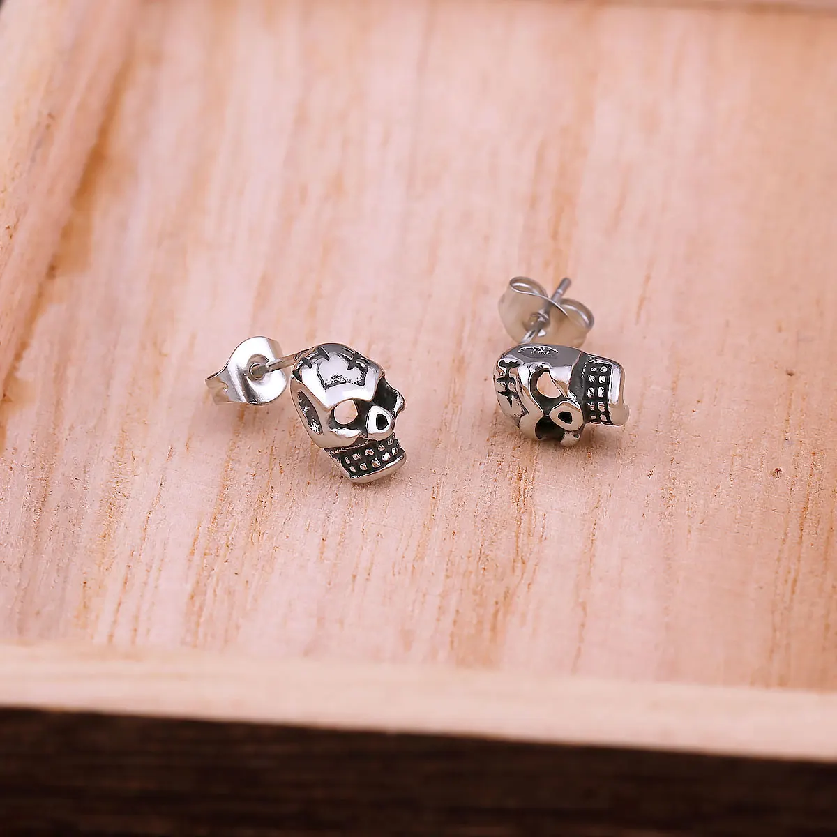Fashion Gothic Skull Stud Earrings For Men Stainless Steel Hip Hop Biker Rock Daily Earrings Vintage Punk Gift Skeleton Jewelry
Fashion Gothic Skull Stud Earrings For Men Stainless Steel Hip Hop Biker Rock Daily Earrings Vintage Punk Gift Skeleton Jewelry