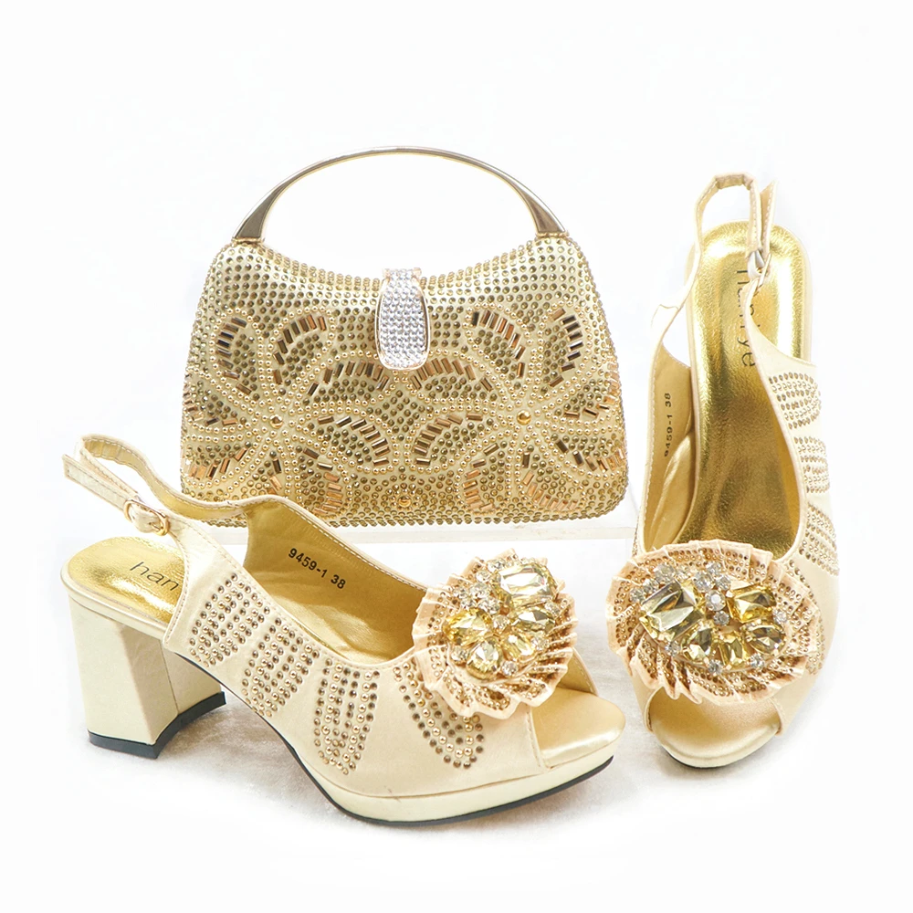Fashionable New Arrivals Italian Women Shoes and Bag to Match in Golden Color High Quality with Shinning Crystal for Wedding Par
Fashionable New Arrivals Italian Women Shoes and Bag to Match in Golden Color High Quality with Shinning Crystal for Wedding Par