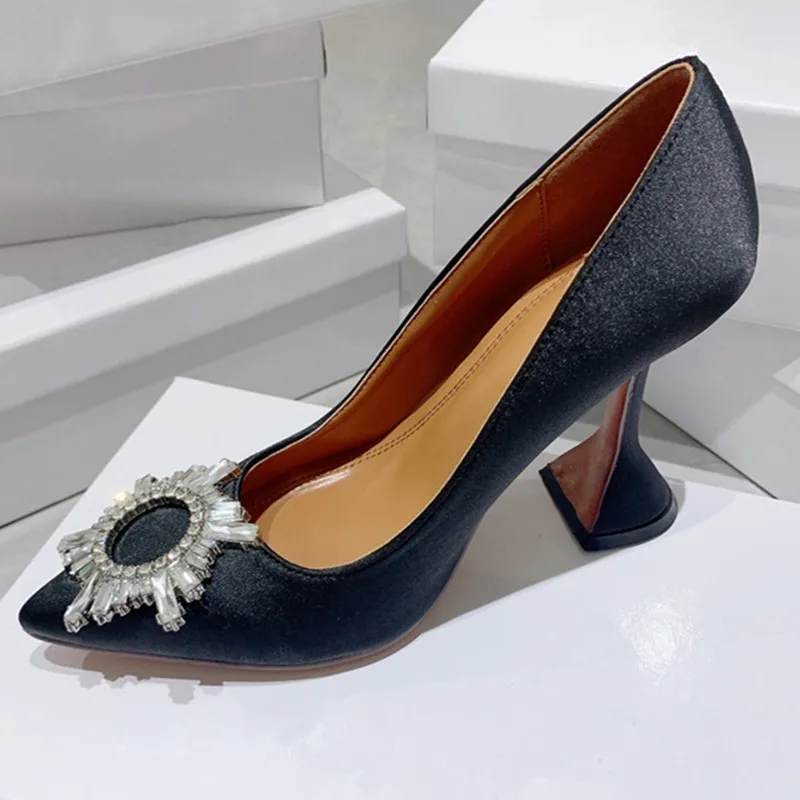2023 European and American women's high heels pointed toe satin sun buckle rhinestone shoes
2023 European and American women's high heels pointed toe satin sun buckle rhinestone shoes