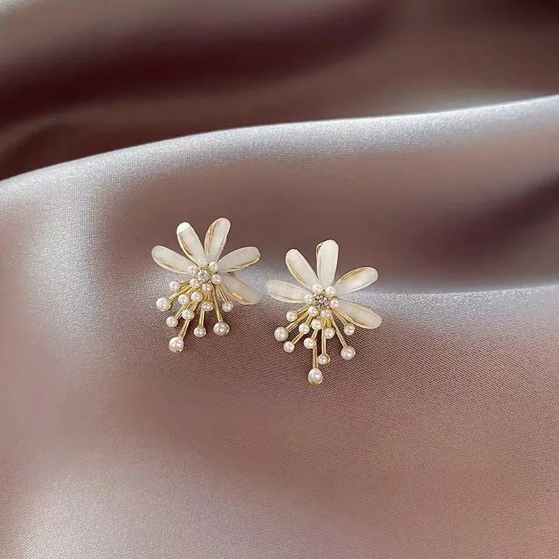 Exquisite Flower Pearl Stud Earrings For Women Leaves Geometric Rhinestone Earring Girl Party Birthday Christmas Jewelry Gifts 
Exquisite Flower Pearl Stud Earrings For Women Leaves Geometric Rhinestone Earring Girl Party Birthday Christmas Jewelry Gifts