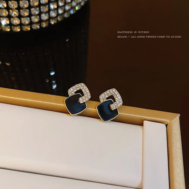 Korean retro square black Earrings women's 2022 new fashion minority Design Earrings high-quality Earrings
Korean retro square black Earrings women's 2022 new fashion minority Design Earrings high-quality Earrings