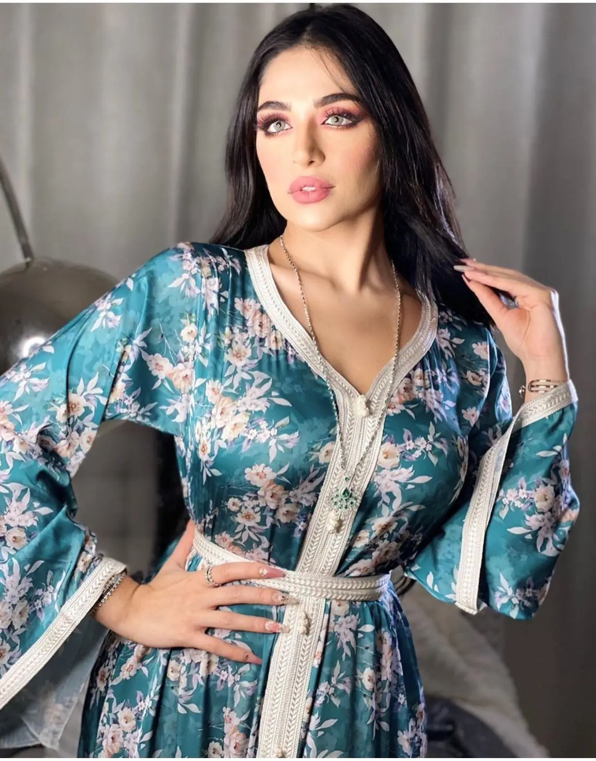 Muslim Silk Abaya V Neck Jalabiya Dress Kimono Hijab Robe Gowns African Dashiki Bazin Niqab Eid Ramadan Islamic Musulman De Mod
Muslim Silk Abaya V Neck Jalabiya Dress Kimono Hijab Robe Gowns African Dashiki Bazin Niqab Eid Ramadan Islamic Musulman De Mod