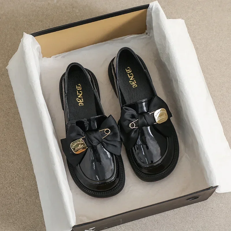 

Женские кожаные туфли, черные повседневные лоферы в британском стиле на среднем каблуке с бантом, одежда для работы и прогулок, весна 2023