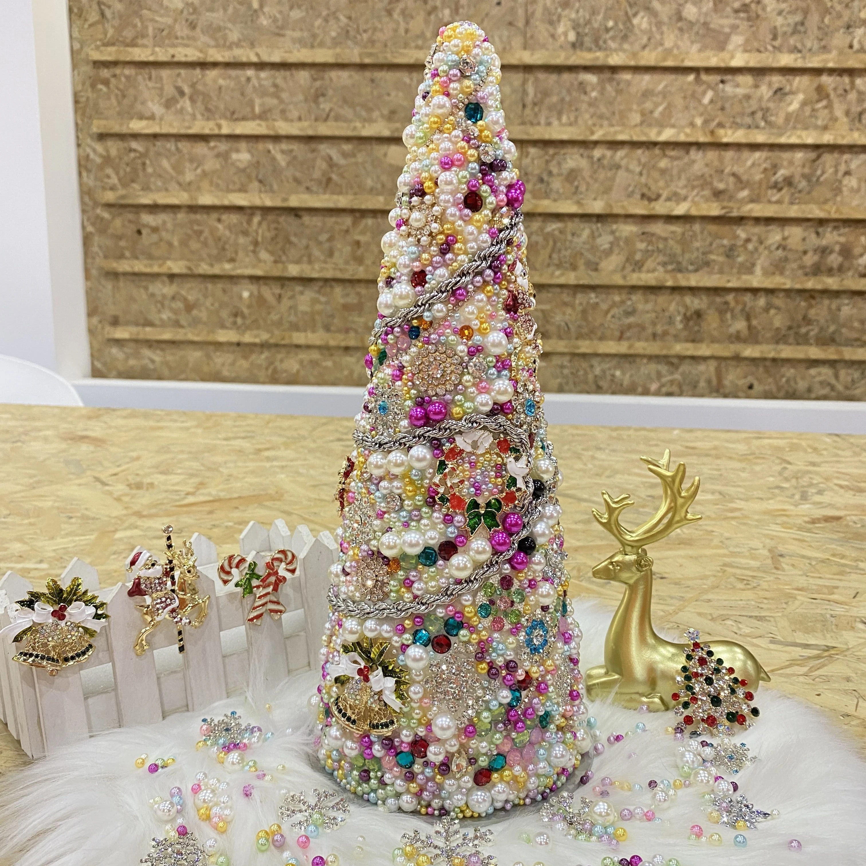 Custom 30CM Handmade Foam Colorful Pearl Rhinestone Mini Luxury Jewelry Artificial Christmas Tree Gift Ornaments Decoration
Custom 30CM Handmade Foam Colorful Pearl Rhinestone Mini Luxury Jewelry Artificial Christmas Tree Gift Ornaments Decoration