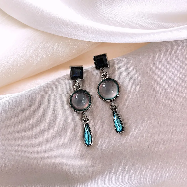 Temperament Retro Sapphire Earrings Water Drop Earring for Women National Style Jewelry Gift
Temperament Retro Sapphire Earrings Water Drop Earring for Women National Style Jewelry Gift